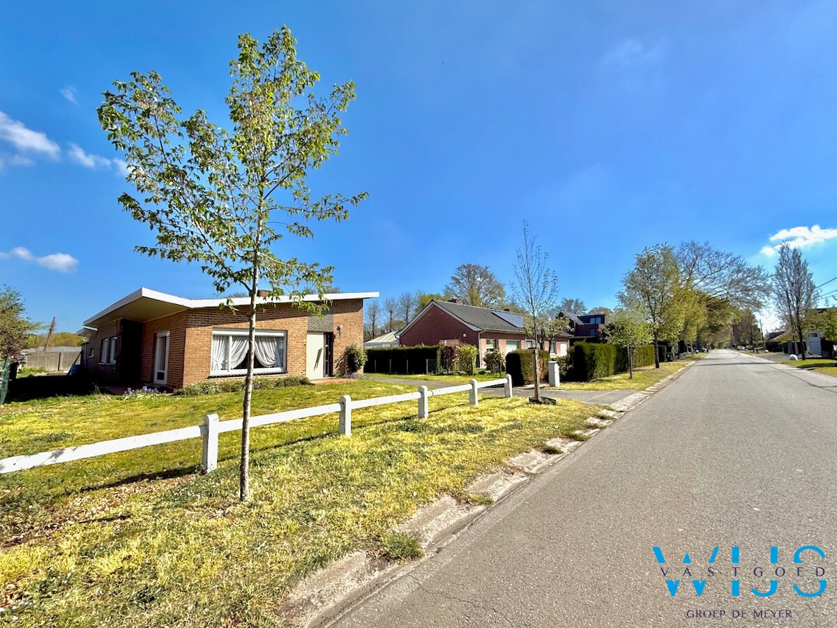 Open bebouwing op ruim perceel van 892m² te Ertvelde ! 