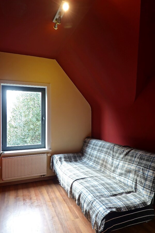 Ruime gerenoveerde alleenstaande woning met tuin, garage en 3 slaapkamers in Zerkegem 