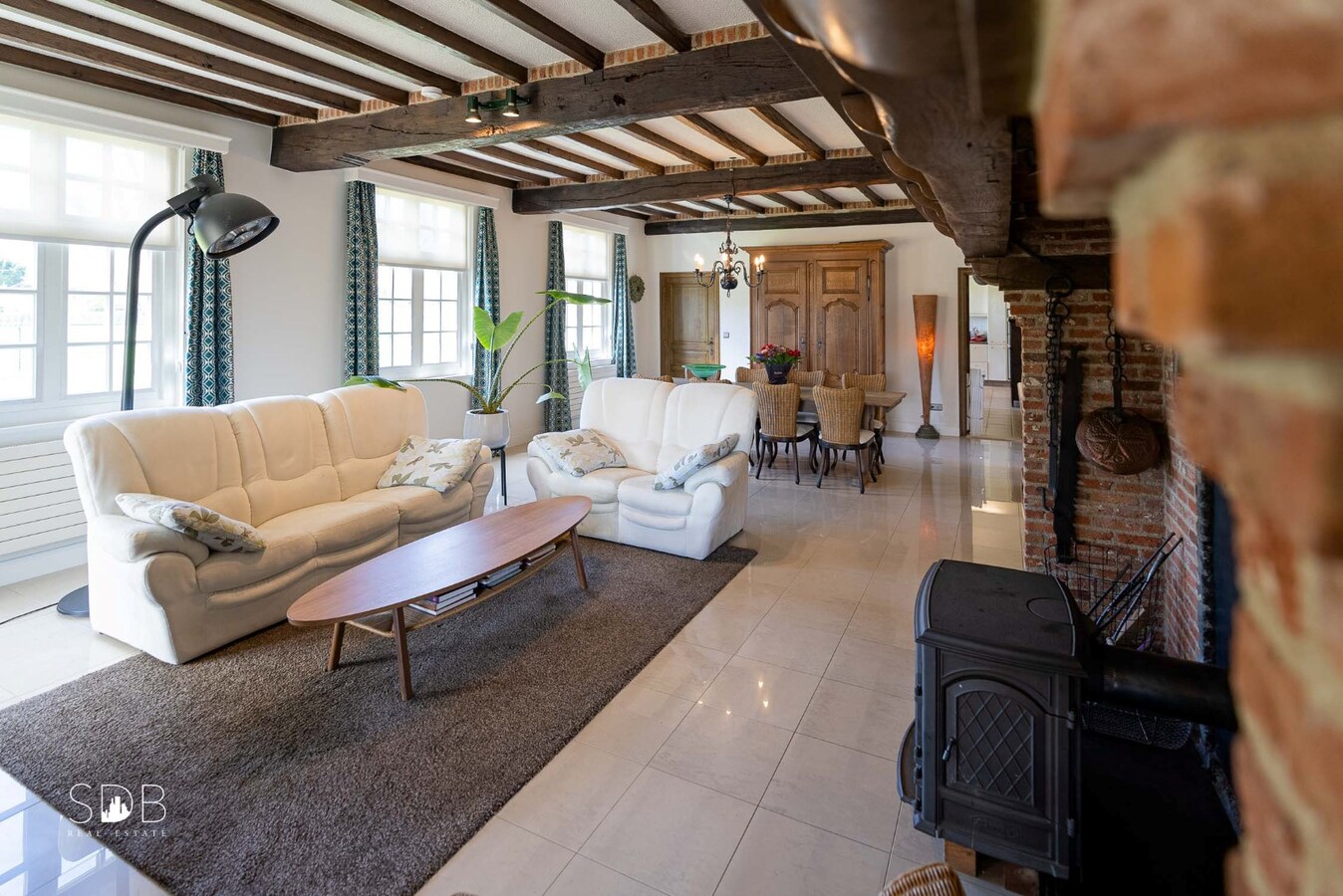 Stijlvolle villa met diverse bijgebouwen en graslanden op circa 3ha 