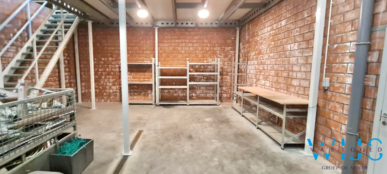 Opslagruimte van +- 90m² te huur te Evergem ! 