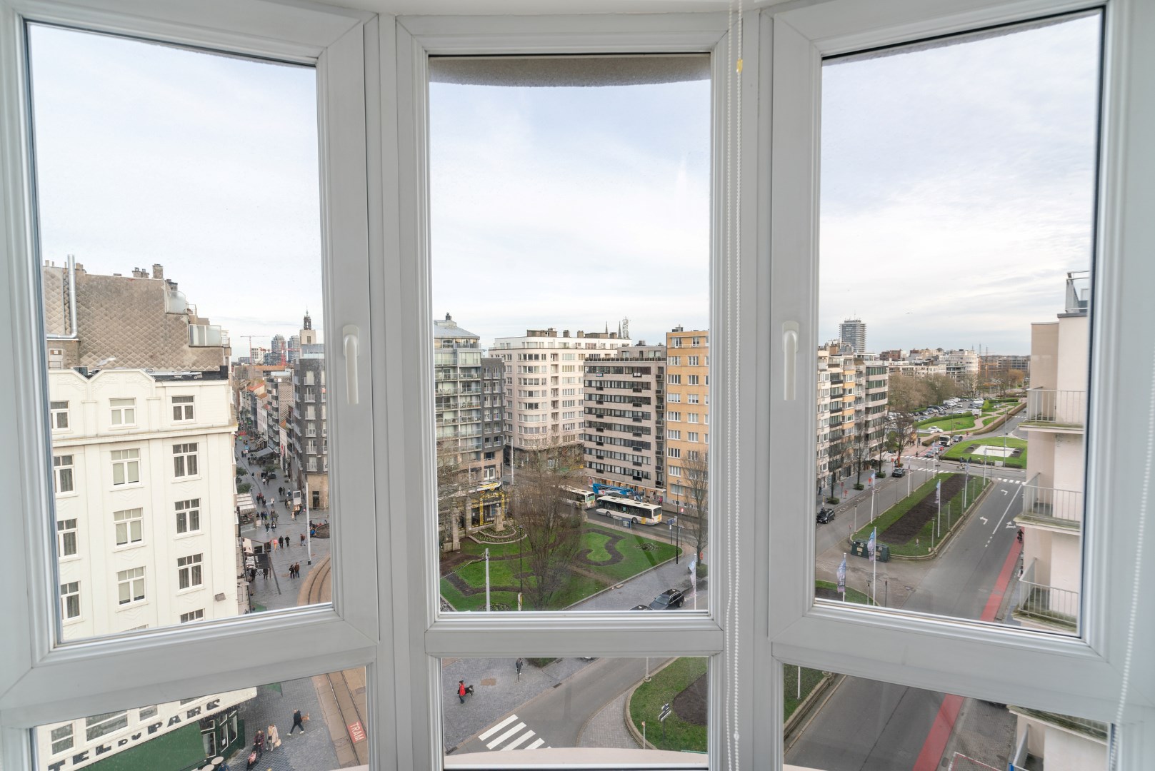 PRACHTIG GERENOVEERD 2-SLAAPKAMER APPARTEMENT OP TOPLIGGING 