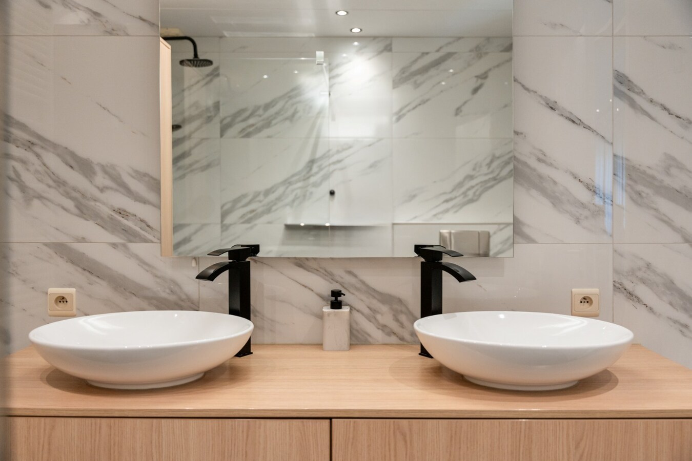 Zeer ruime, goed afgewerkte woning met diverse mogelijkheden nabij het centrum van Maaseik! 