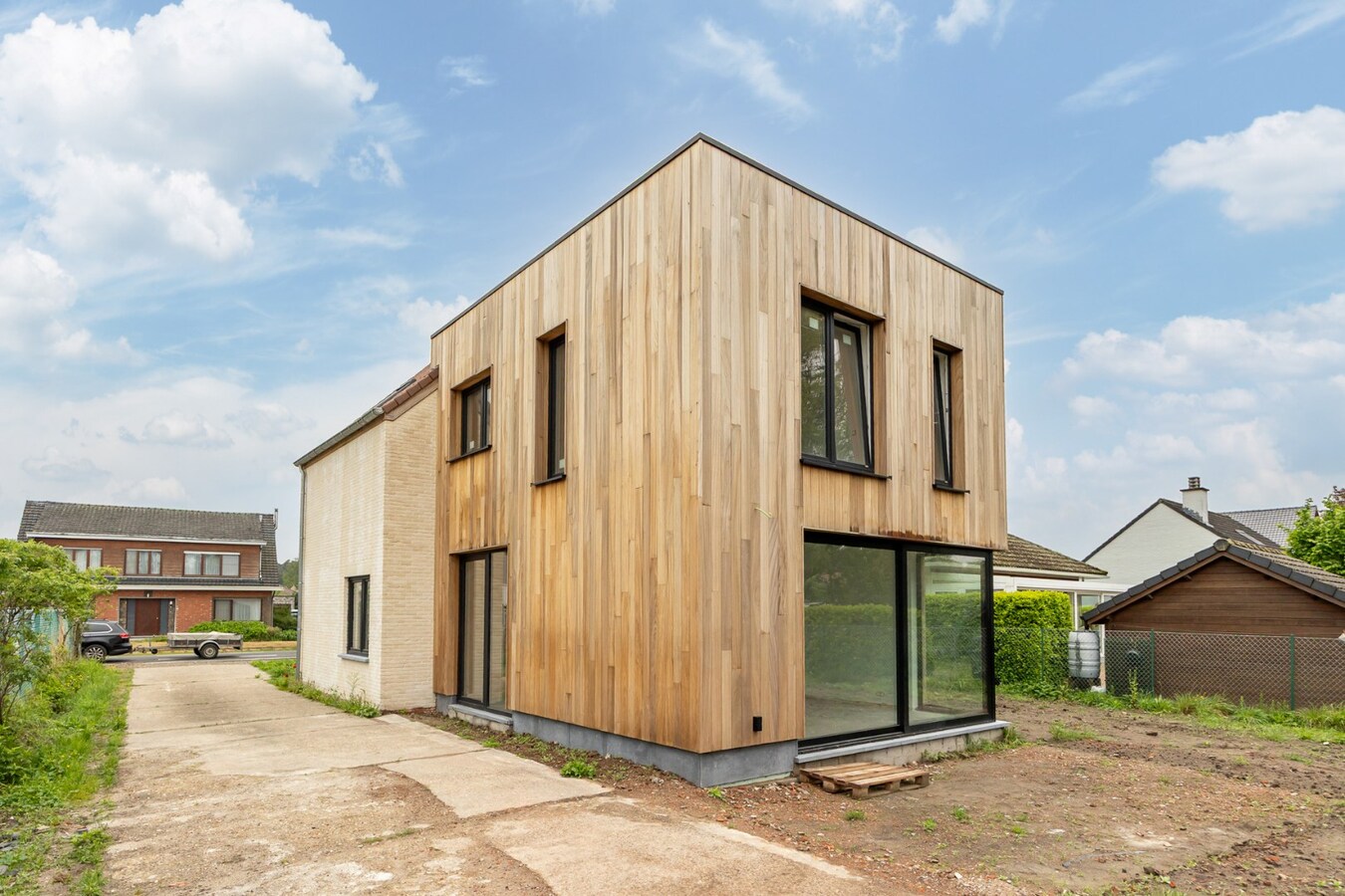 Vernieuwbouwwoning met ruim nieuwbouwmagazijn van 155 m² 