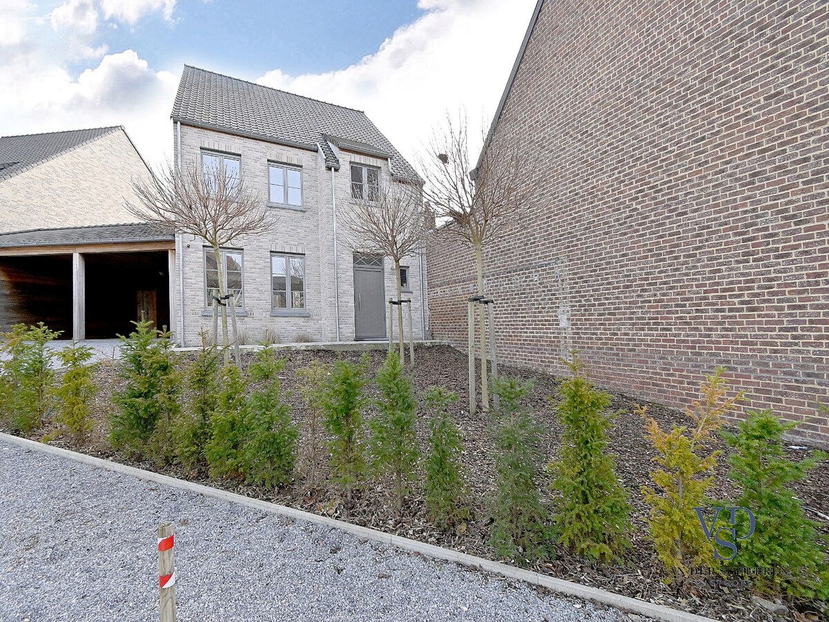 Recente pastorijwoning in hartje Dikkelvenne. 