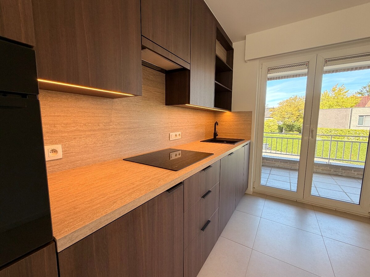 Volledig gerenoveerd en instapklaar appartement van 100 m² met grootte leefruimte en terras — centrum Bonheiden 