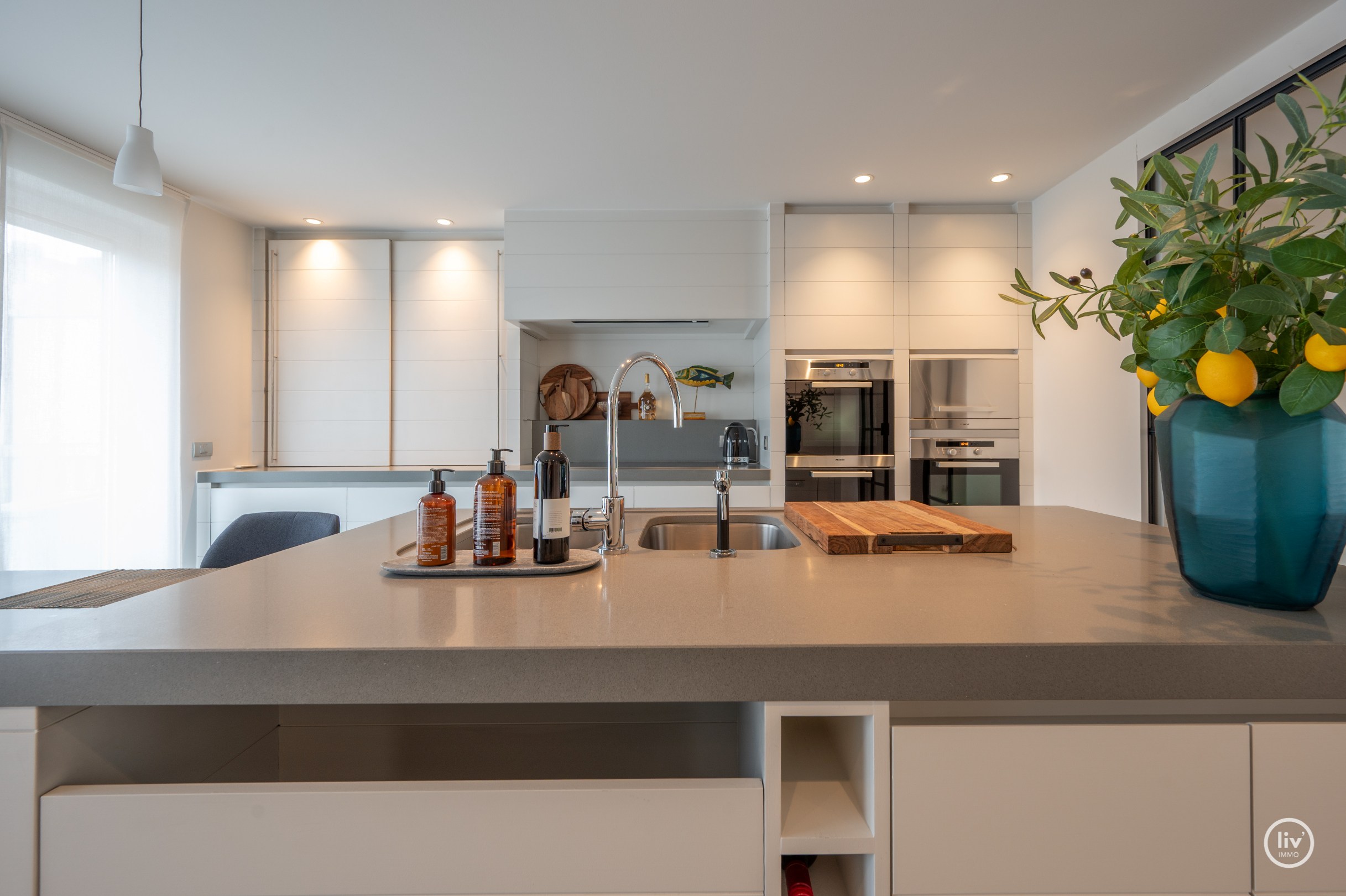 Récente mezzanine de 292 m2 située au centre avec de grandes terrasses, située dans la Vanbunnenlaan à Knokke. 