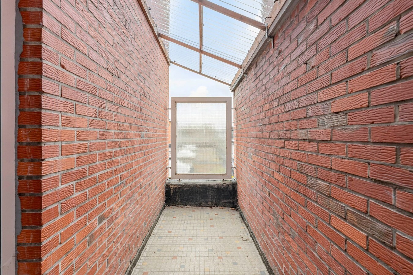 Comfortabel, zeer ruim appartement met 4 slaapkamers, terras en garage in het centrum van Neeroeteren! 