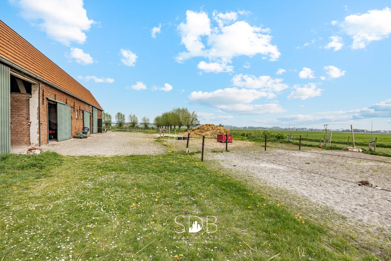 Landelijke woning met authentiek gastenhuis, stalgebouw, graslanden en buitenpiste op 20.285m² 