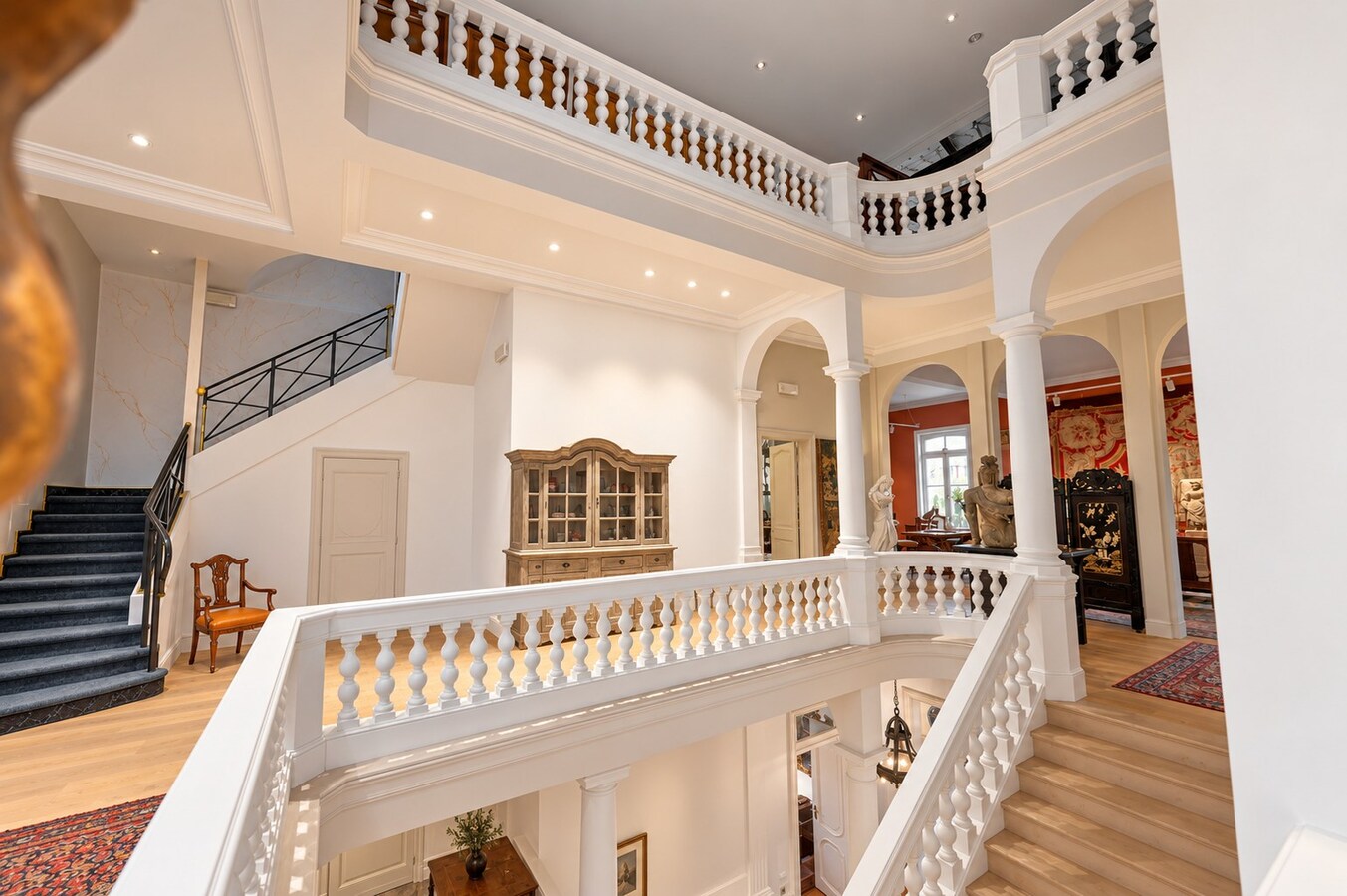 IMPOSANT KARAKTERVOL NEOCLASSICISTISCH HERENHUIS 