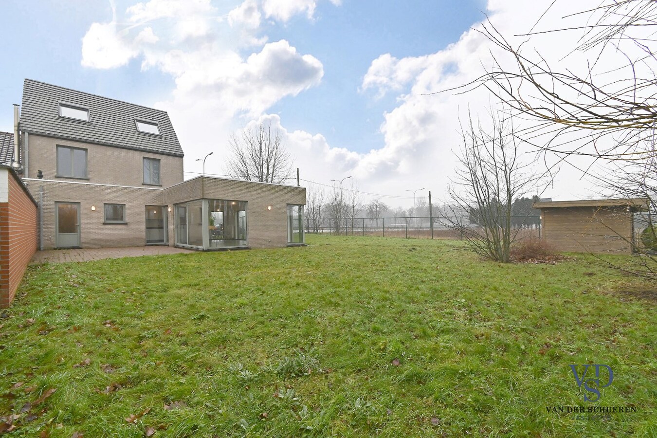 Ruime Half Open, op een commercieel gunstige ligging 