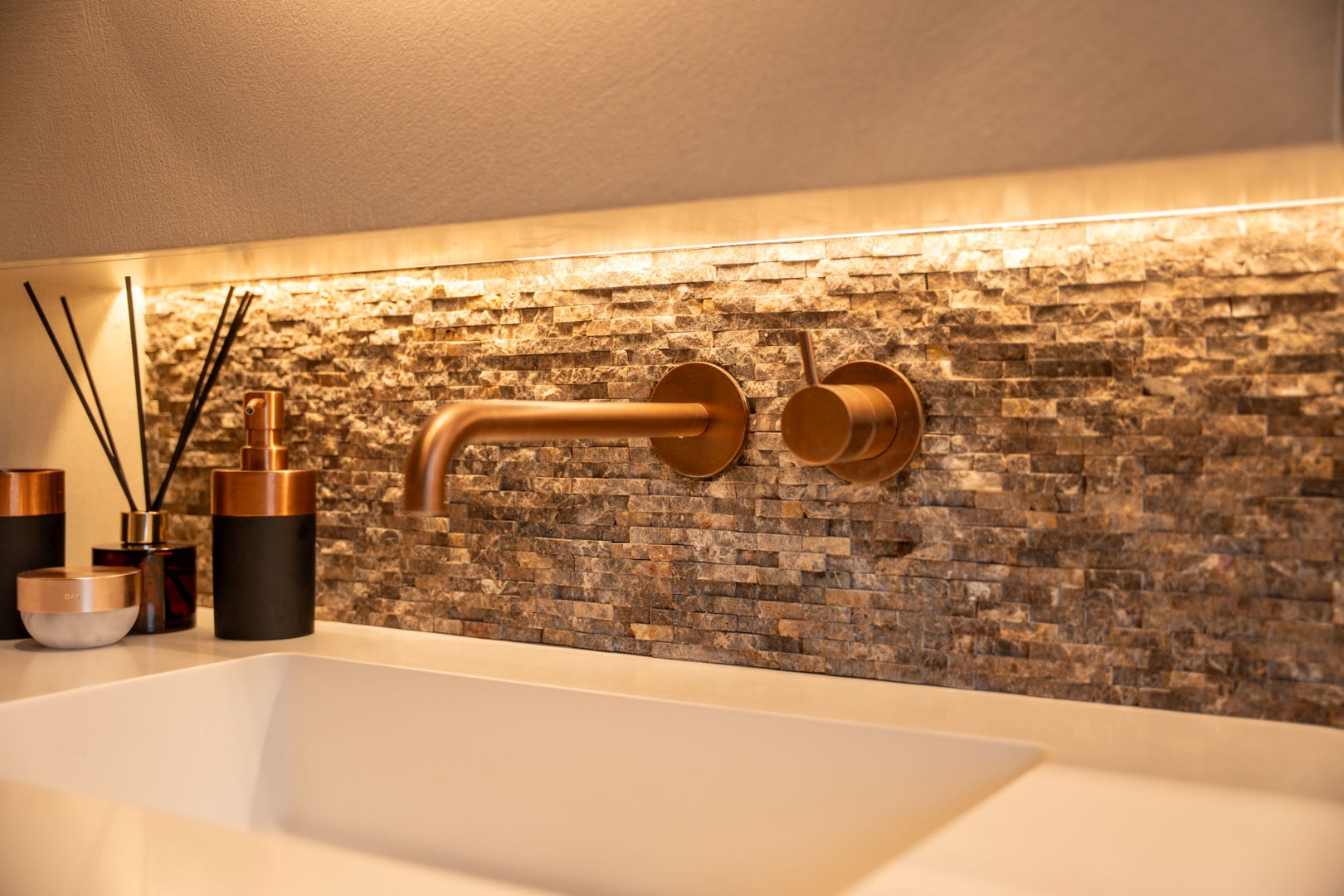 Verrassend luxueus afgewerkte woning met tuin en garage 