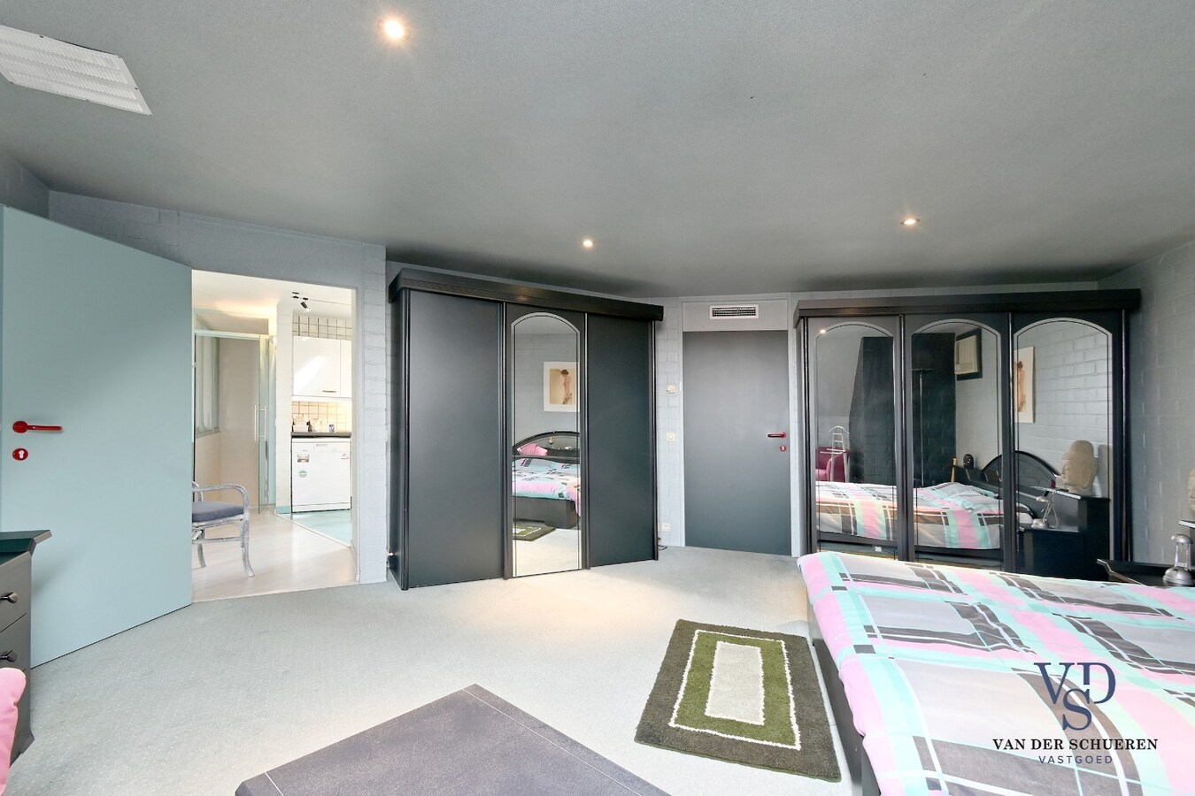 Ruim handelspand met penthouse in villastijl 