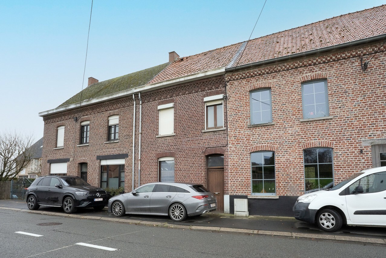 Maison à rénover érigée sur 595m², dans un village apprécié au Mont de l'Enclus ! 