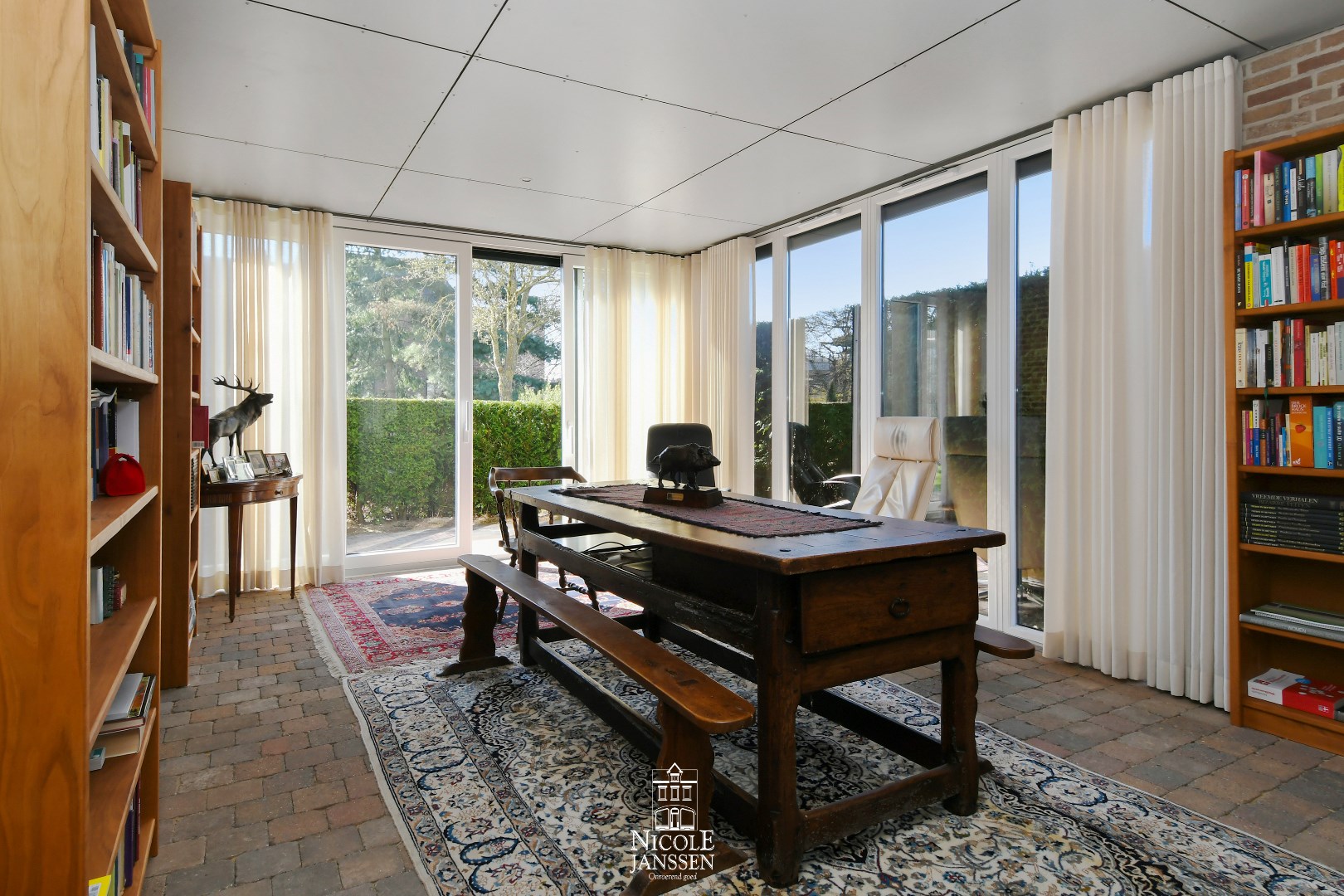 Overdekt terras, wat nu momenteel gebruikt wordt als bureelruimte