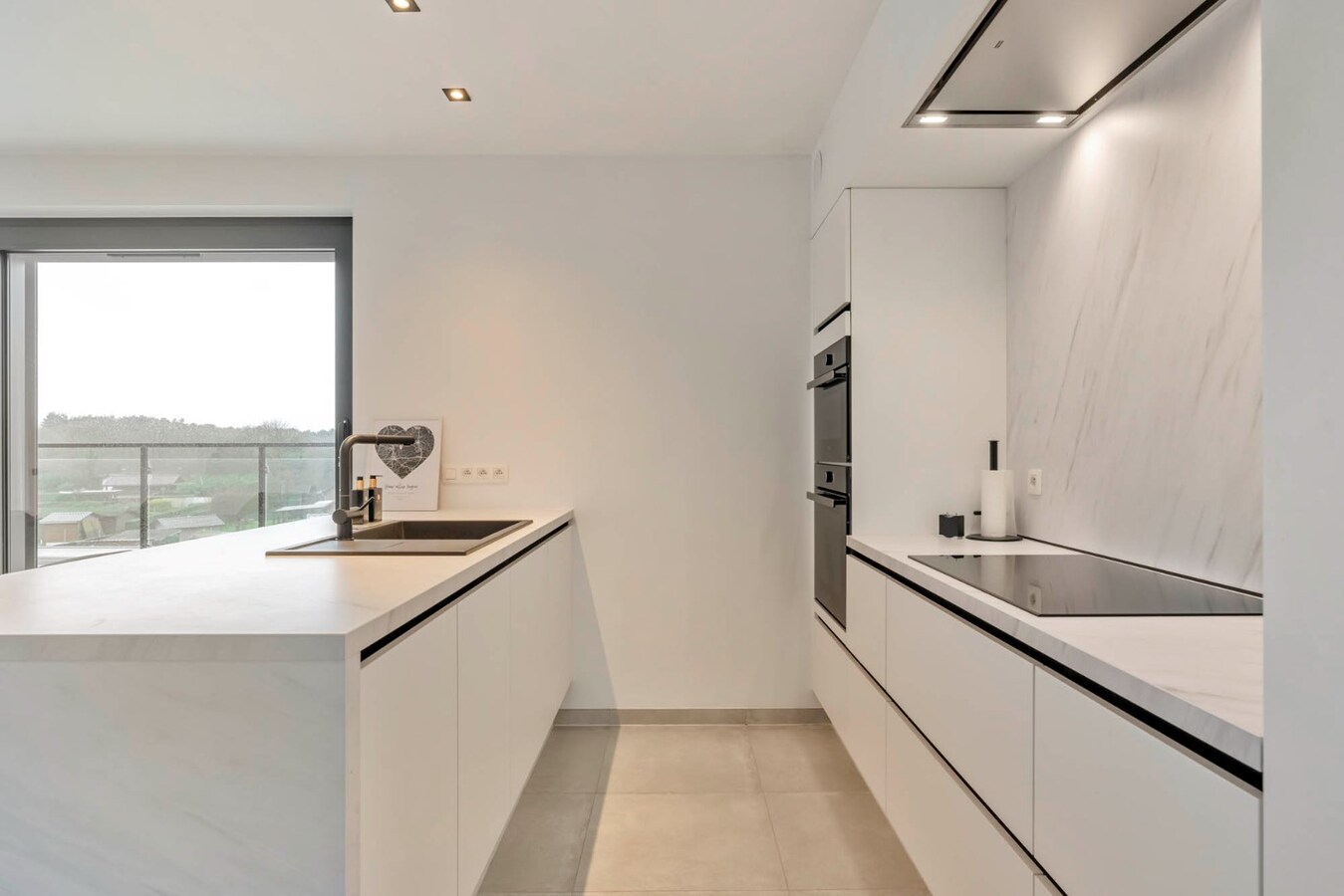 Recent duplex appartement met 2 slaapkamers en garage. 