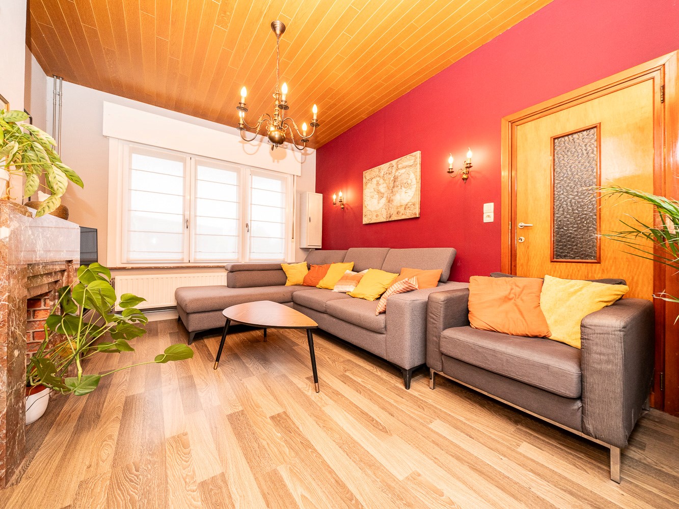 Volledige gerenoveerde 3-gevel woning 