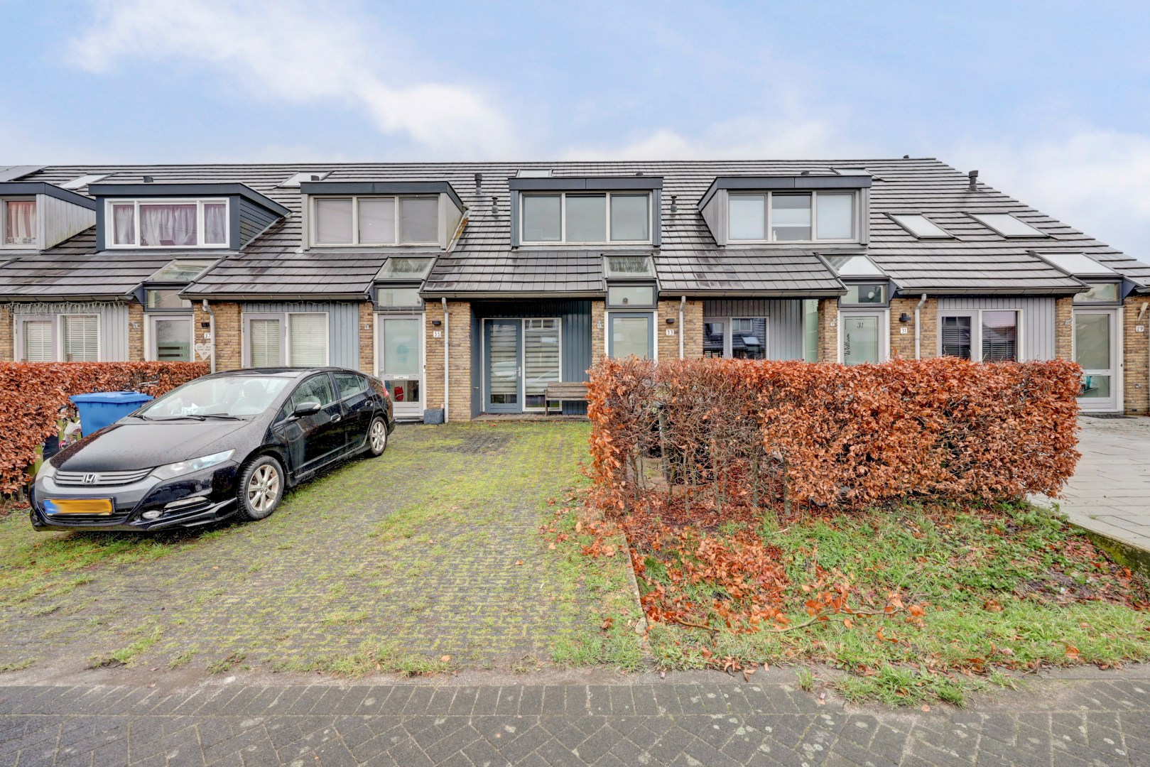 In de jonge woonwijk Nesselande in deelplan Haag en Park gelegen 5 kamer tussenwoning met houten berging en parkeerplaats op 131 m² eigen grond. 