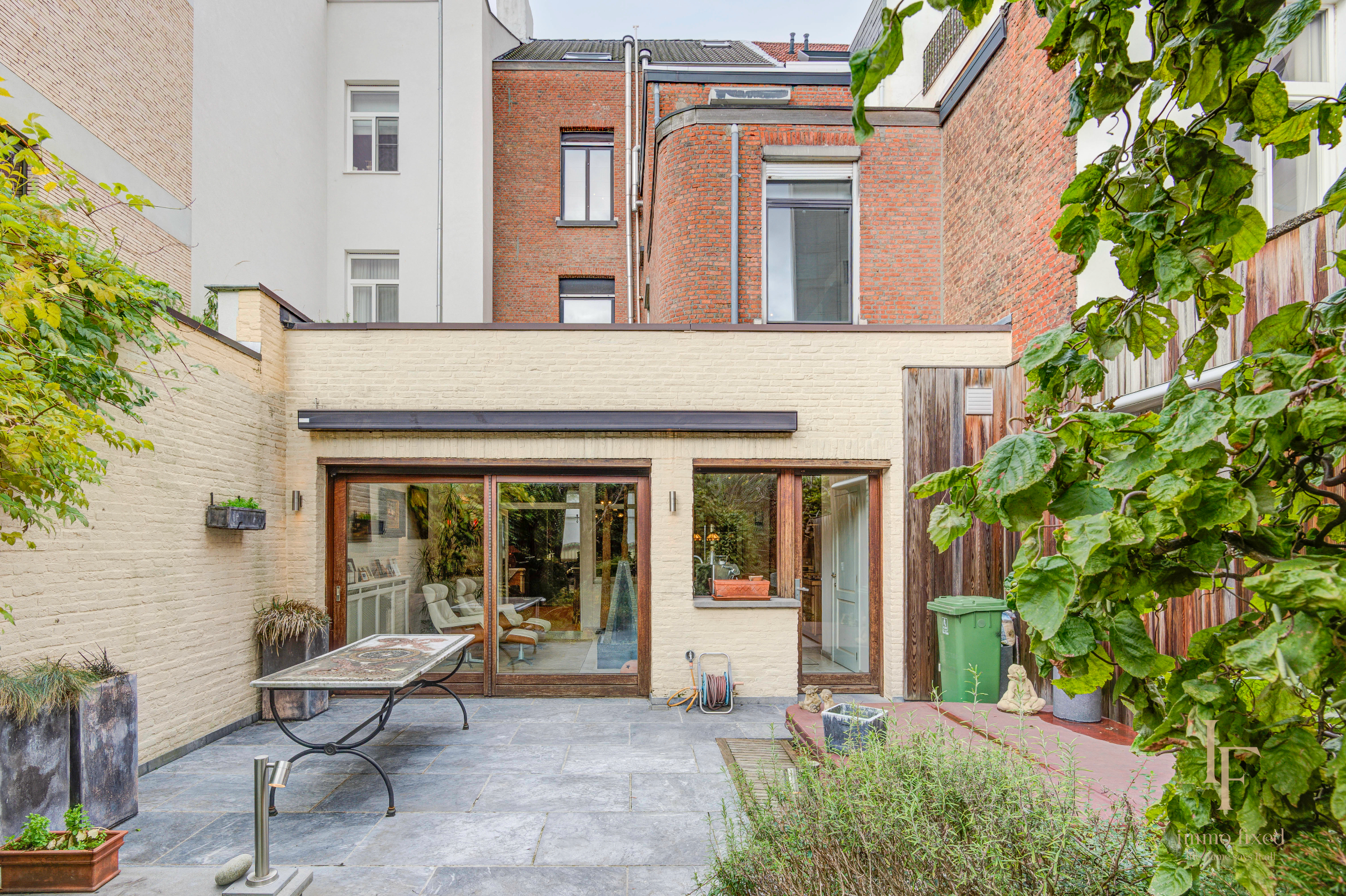 Een uitzonderlijk herenhuis met zes slaapkamers en een zuidgerichte stadstuin in hartje Antwerpen. 