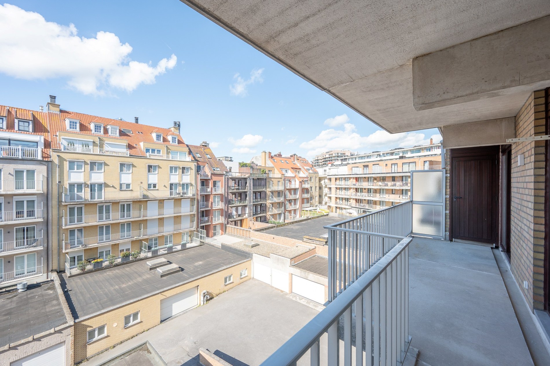 Bel appartement de 3 chambres avec vue latérale sur la mer, situé dans un endroit agréable près de la place de la Tour des Lumières à Knokke. 