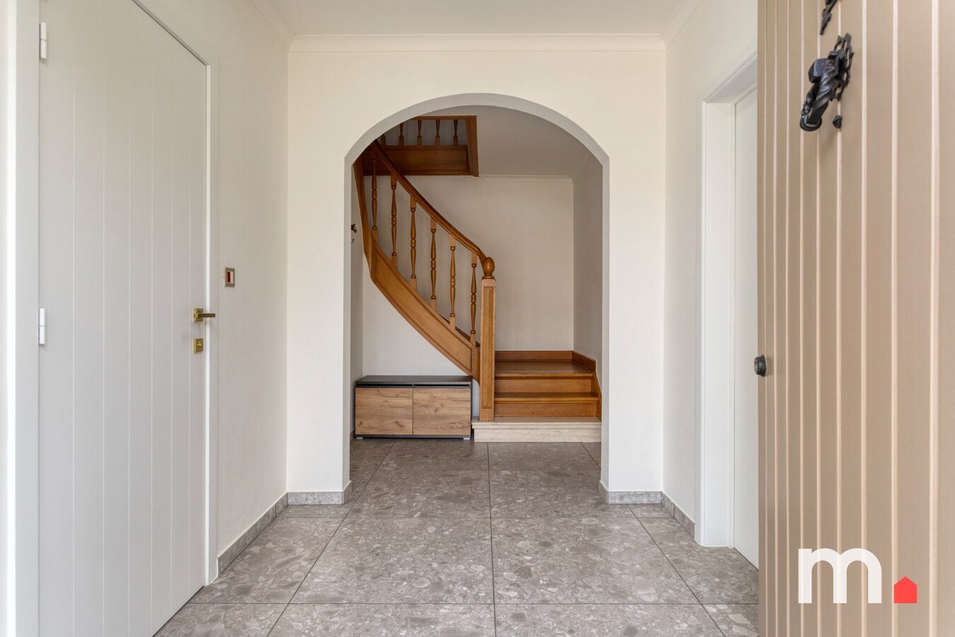 Unieke Villa te Roeselare met Zwembad en 5 slaapkamers op 987m² ! 