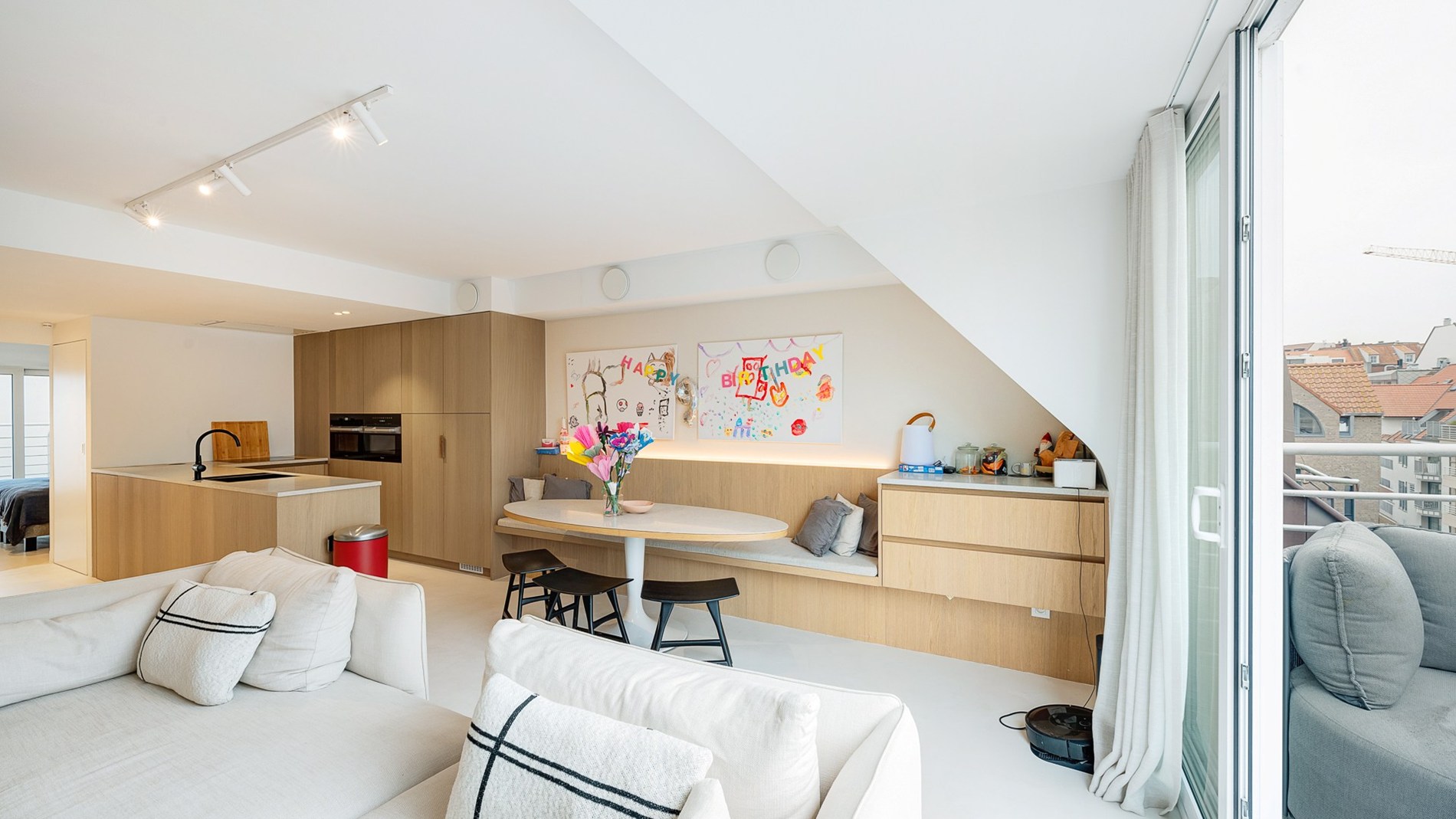 Magnifiek gerenoveerd duplexappartement met 3 SLAAPKAMERS VOOR DUBBEL BED en 3 badkamers. Ruim TERRAS vooraan en achteraan. Ideaal gelegen, rustig maar toch nabij Zeedijk en Lippenslaan. 