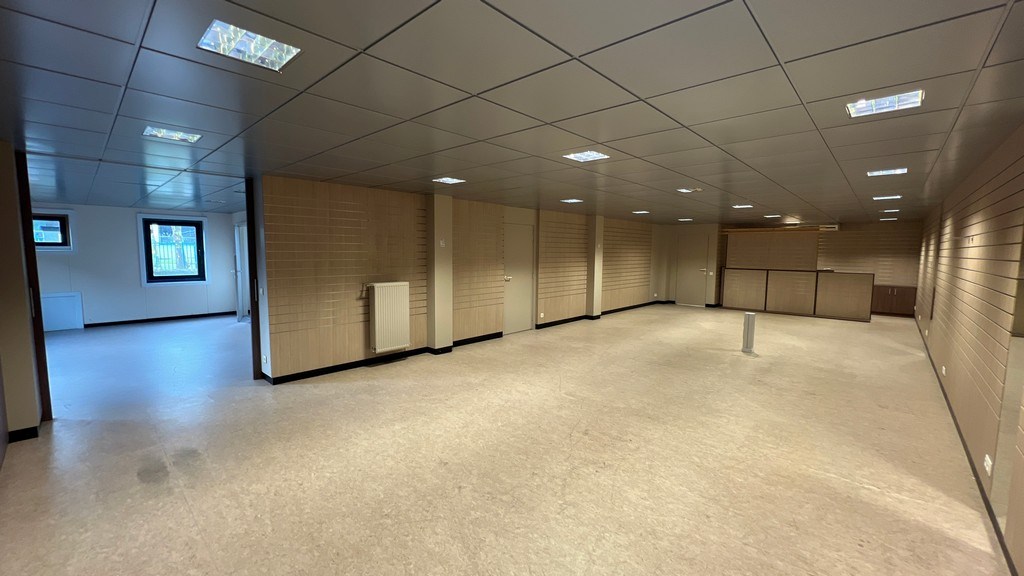 Bedrijfsgebouw met laadkades en kantoren te koop in Ronse