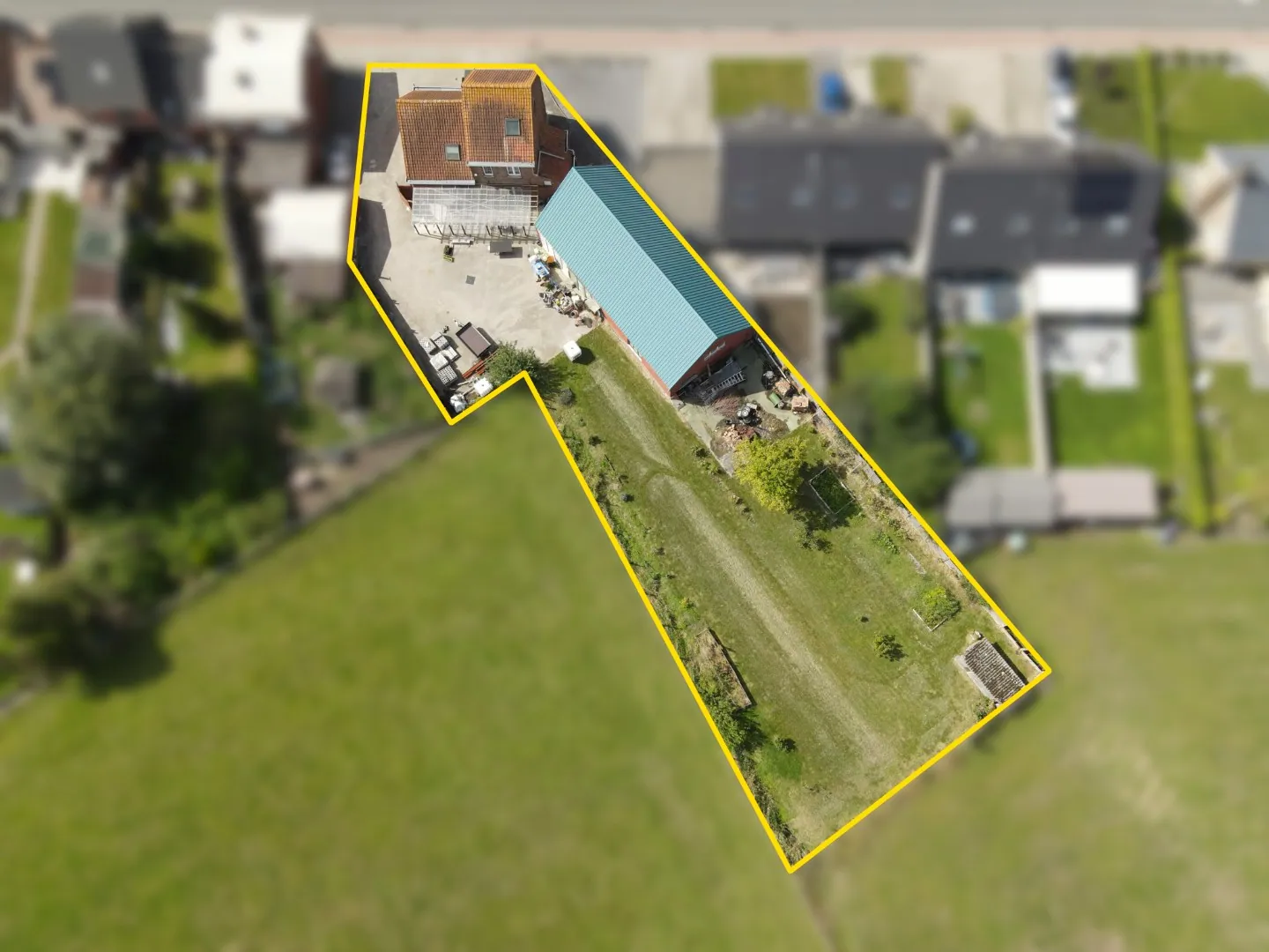 Alleenstaande woning met loods op 1.325 m² te Eernegem