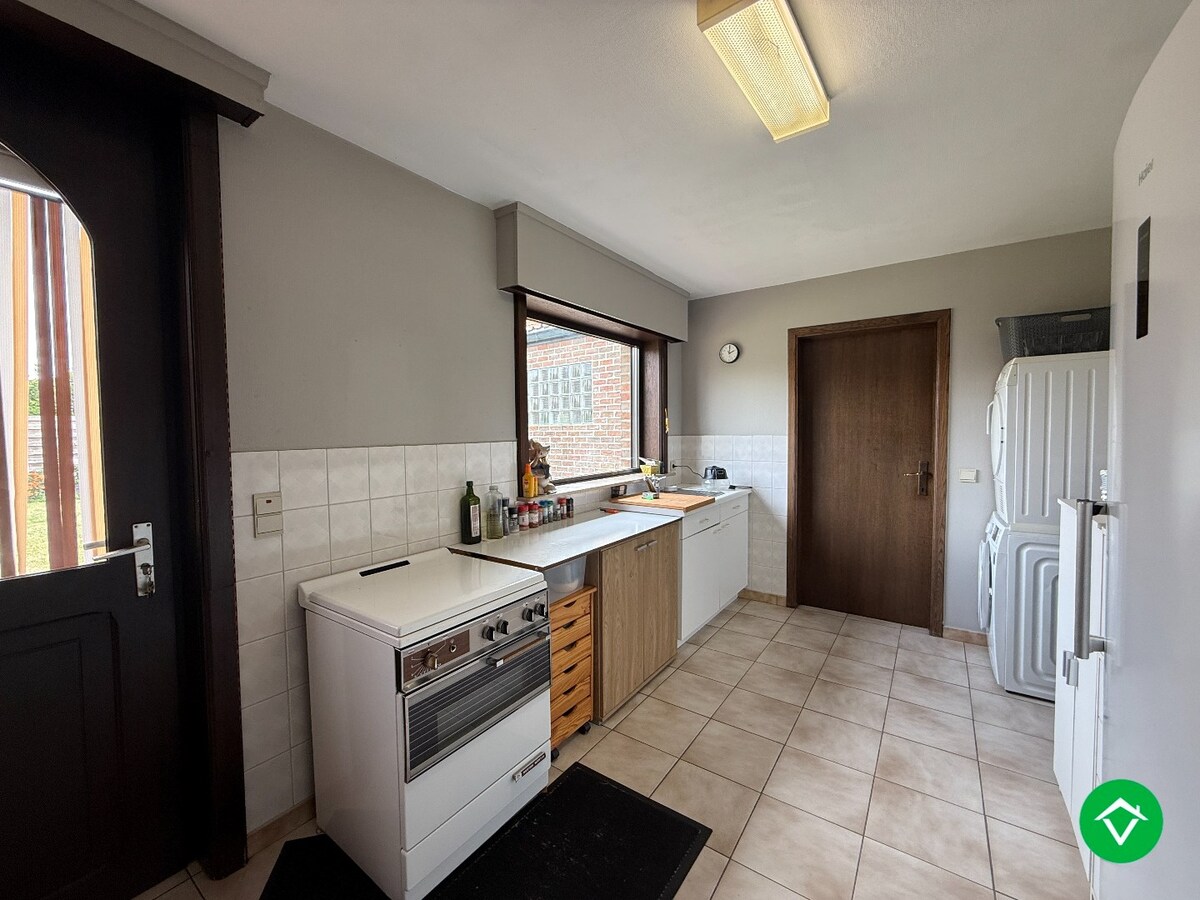 Alleenstaande woning met 5 slaapkamers, tuin en garage/loods te Roeselare 