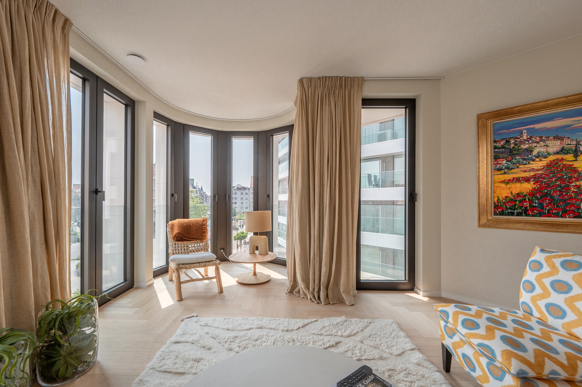 Op de tweede verdieping van de exclusieve residentie Triangle Vert, een gebouw geïnspireerd op de iconische Flat Iron in New York, vindt u dit uitzonderlijke hoekappartement. 