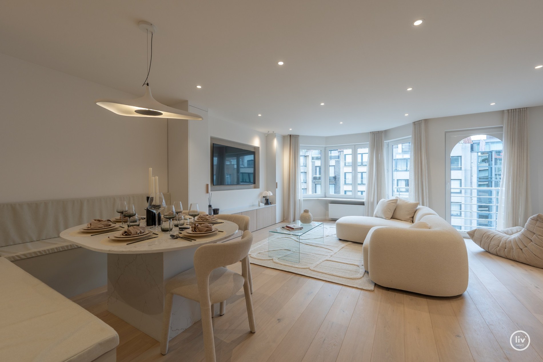 Appartement entièrement rénové et élégant au cœur de Knokke dans la Lippenslaan. 