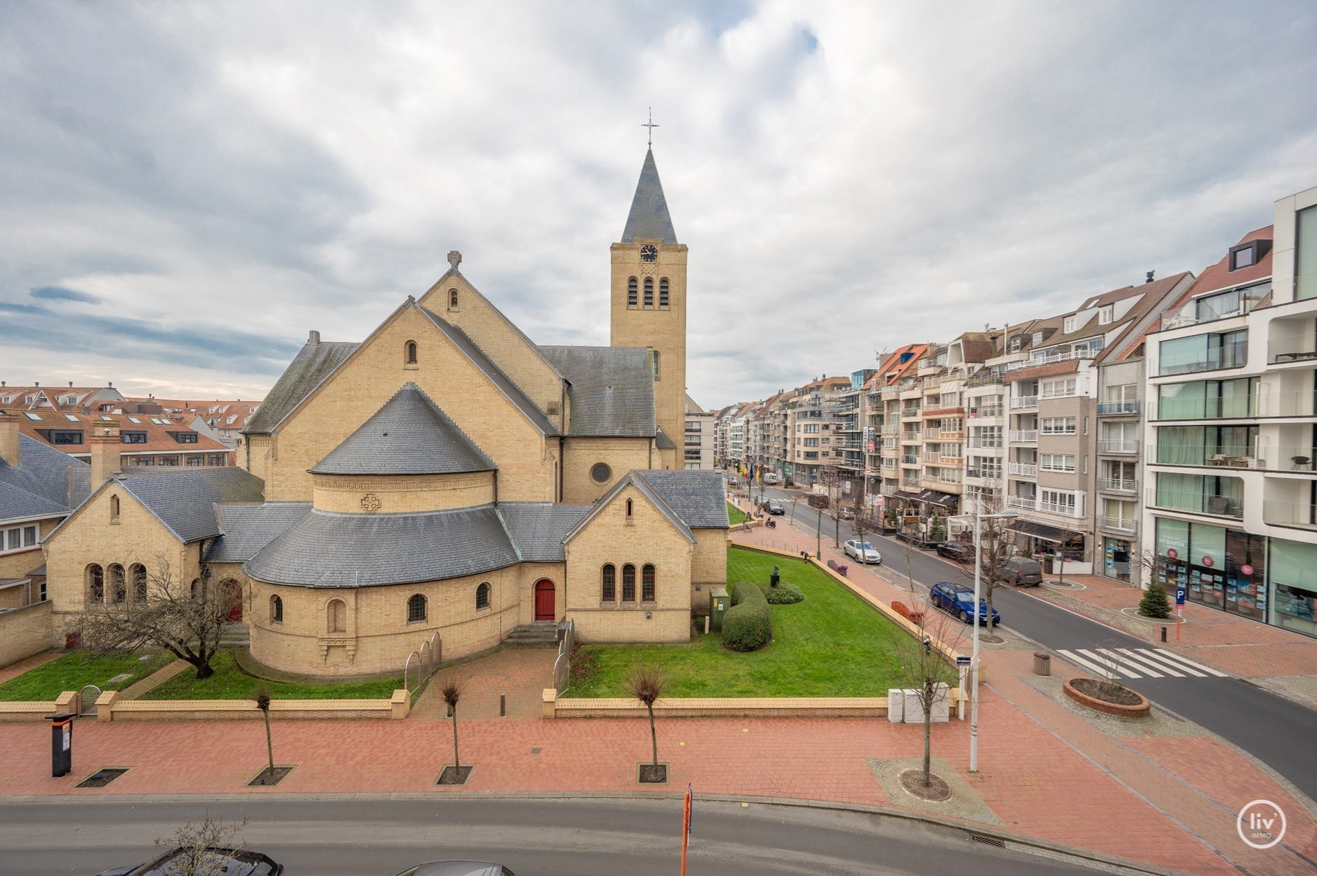 Aangenaam appartement met OPEN ZICHT en ideale zuid-west oriëntatie gelegen vlakbij de Dumortierlaan en op een steenworp van de Zeedijk 