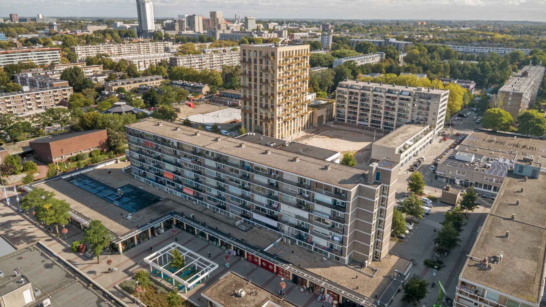 Dit ruime 3 -(voorheen 4) kamer appartement heeft een lichte woonkamer, zonnige balkon, 2 slaapkamers en is gelegen op 6e etage. 