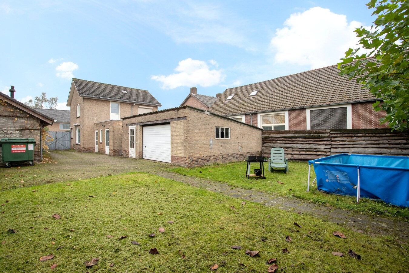Te renoveren vrijstaande woning met vrijstaand bijgebouw gelegen in het centrum van Netersel. 
