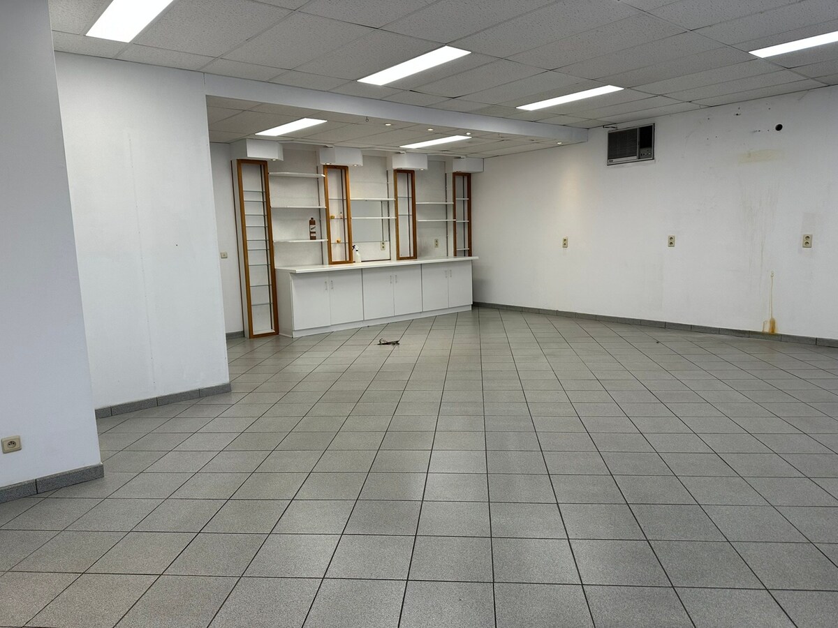 Commercieel gelijkvloers met  mooie etalage, en privé parking 