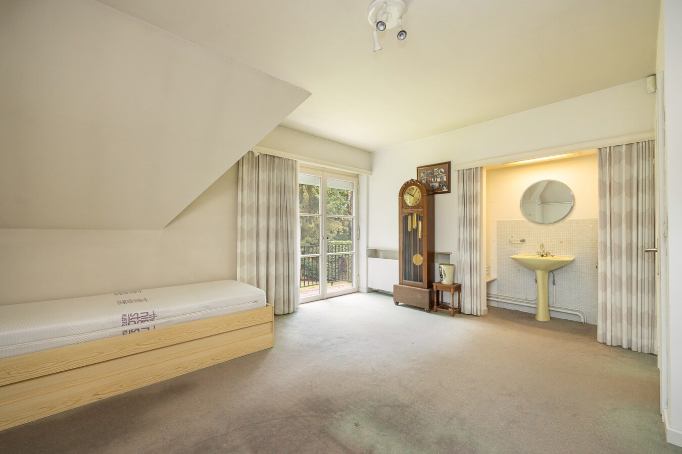 Klassieke villa op een perceel van 3.890 m² met een straatbreedte van 40 meter en Zuid-Oriëntatie te Schilde 