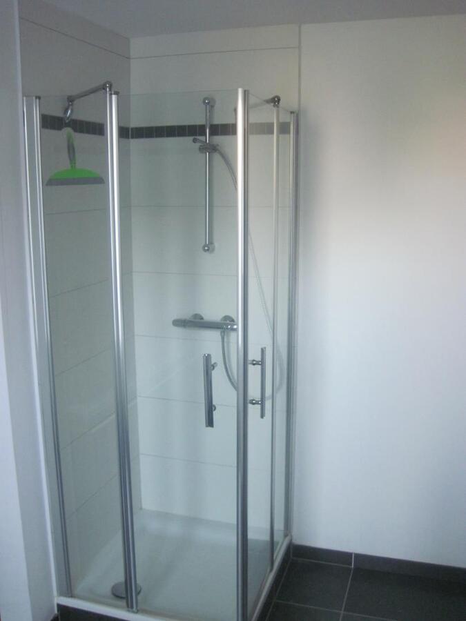 Recent vernieuwde, ruime rijwoning in hartje Gavere. 