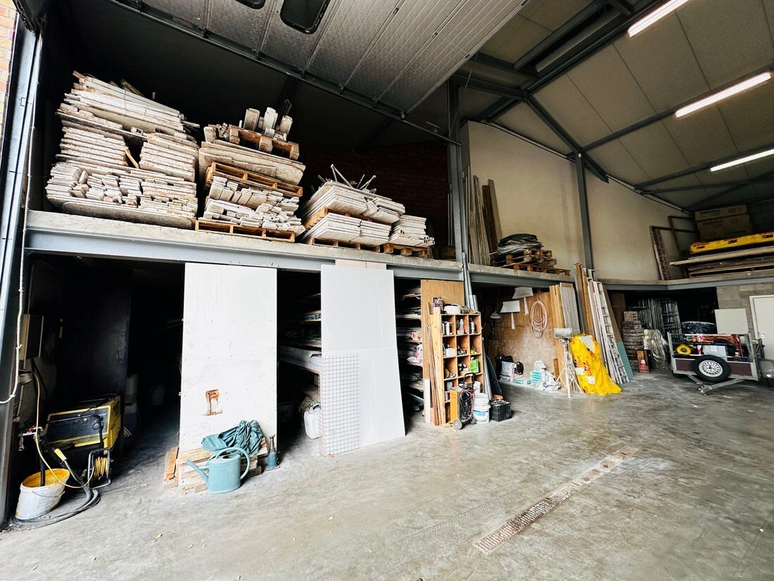 Ruim magazijn met kantoren met veel potentieel te Kuringen 