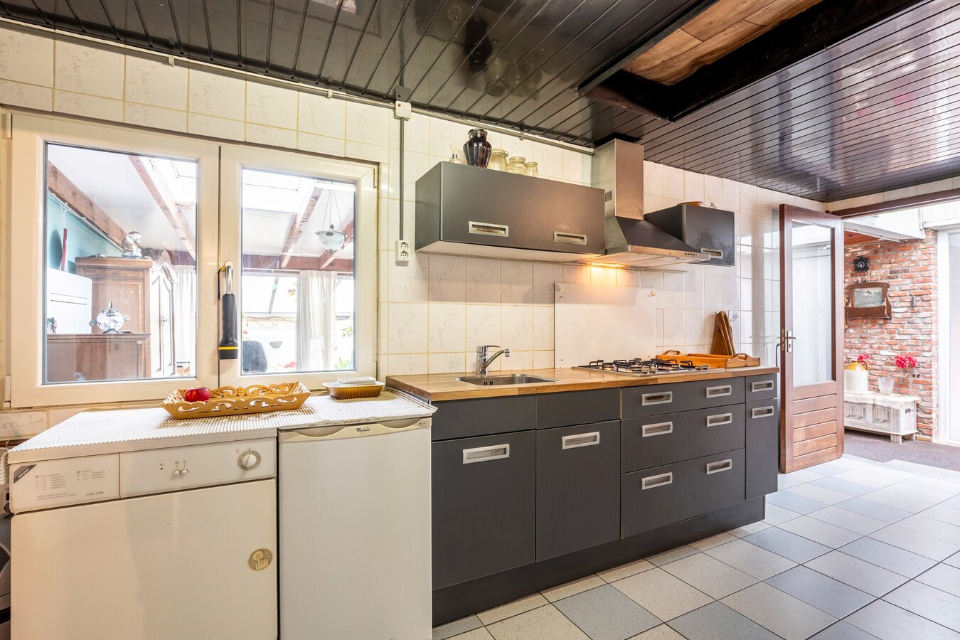 Ruime vrijstaande woning gelegen op een groot perceel nabij de Nederlandse grens. 