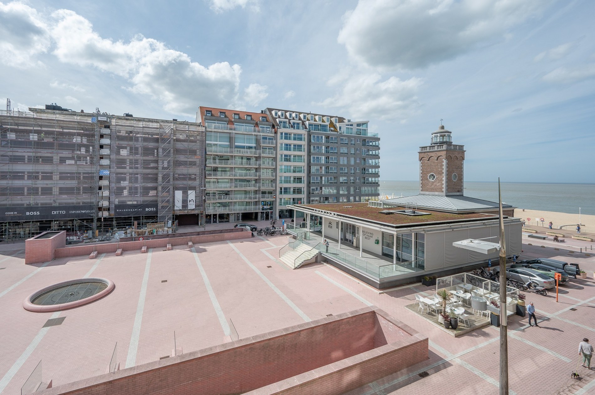 Appartement confortable avec terrasse ensoleillée et vue partielle sur la mer dans un emplacement de premier choix. 