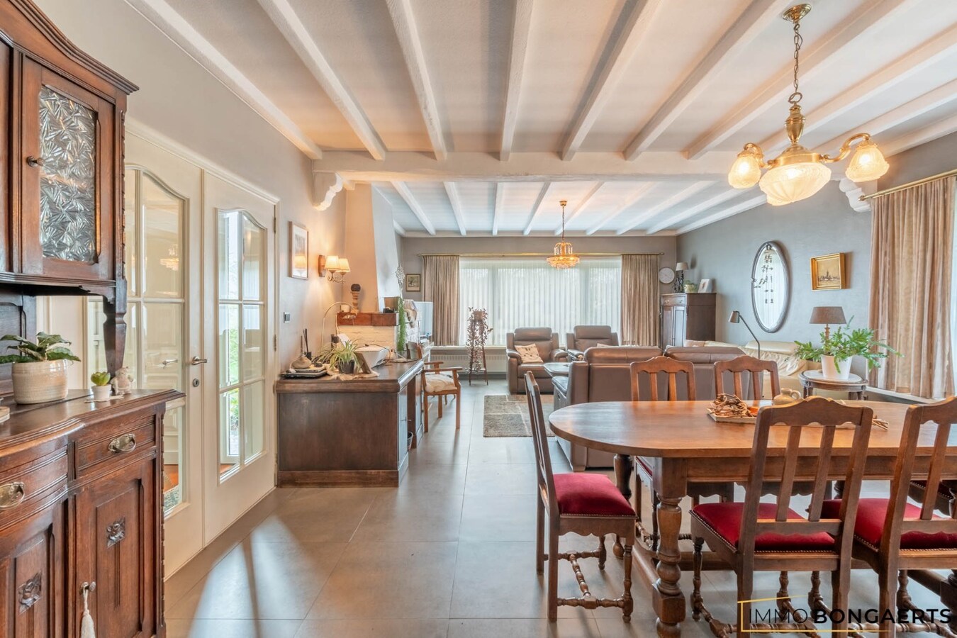 Ruime half open bebouwing met vier slaapkamers op een groot perceel 