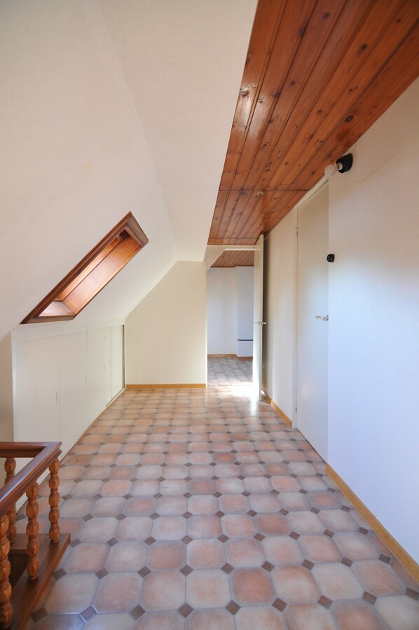 Rijwoning met garages in rustige omgeving 