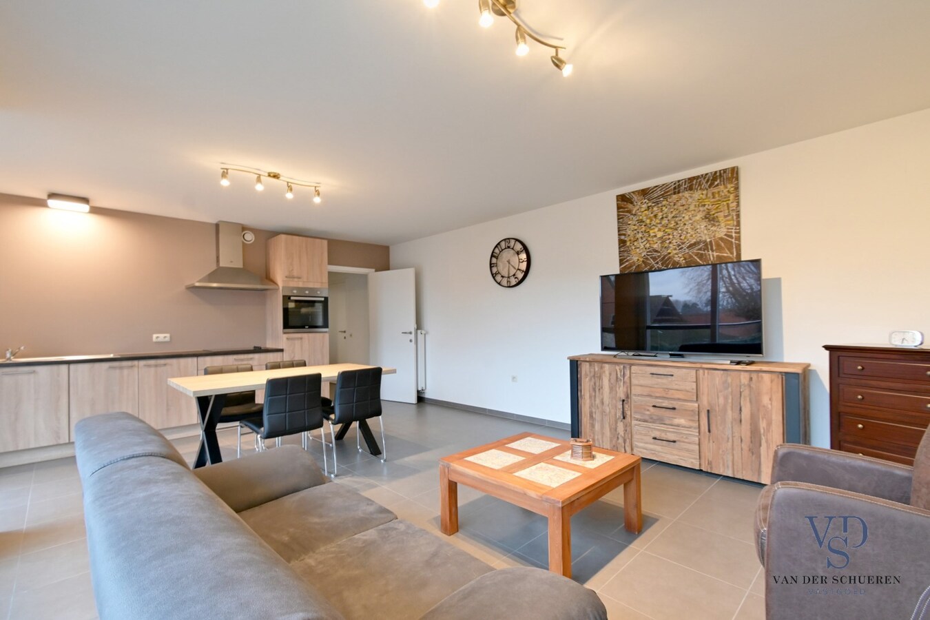 Ruime (!!) en recente assistentie-flat incl. overdekte staanplaats. 