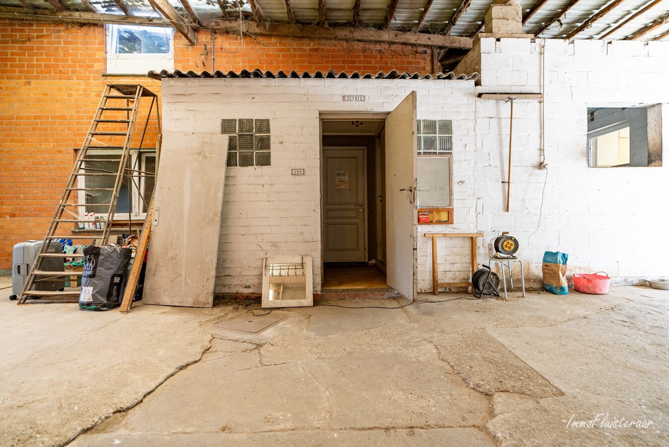 Propriété équestre avec maison à rénover à ca. 90a à Wonck (Bassenge). 