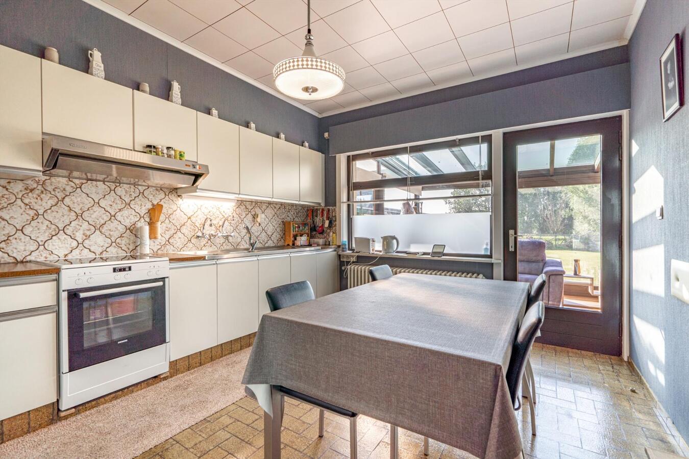 Grote woning met 6 slaapkamers en atelier op 2645 m² te Koekelare 