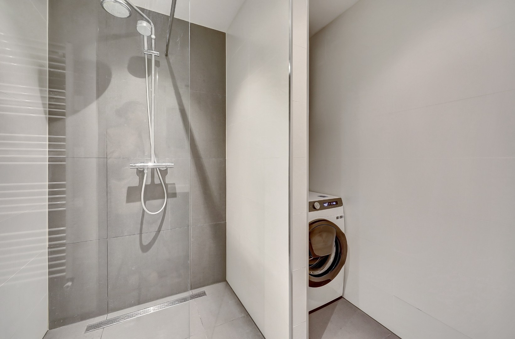 Instapklaar 2-kamer appartement op de 6e verdieping met moderne keuken en badkamer, balkon, berging in de onderbouw en gelegen op eigen grond. 