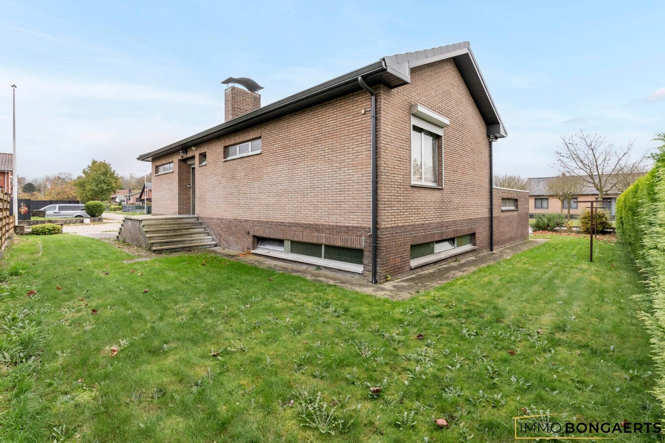 Ruime woning met tuin, garage en 3 slaapkamers in Genk. 