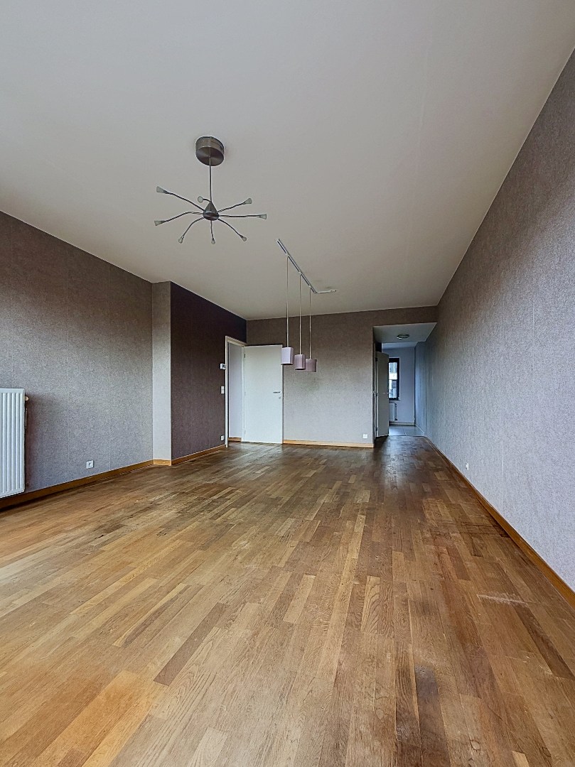 Appartement ensoleillé avec terrasse en plein centre-ville mais dans un oasis de verdure. 
