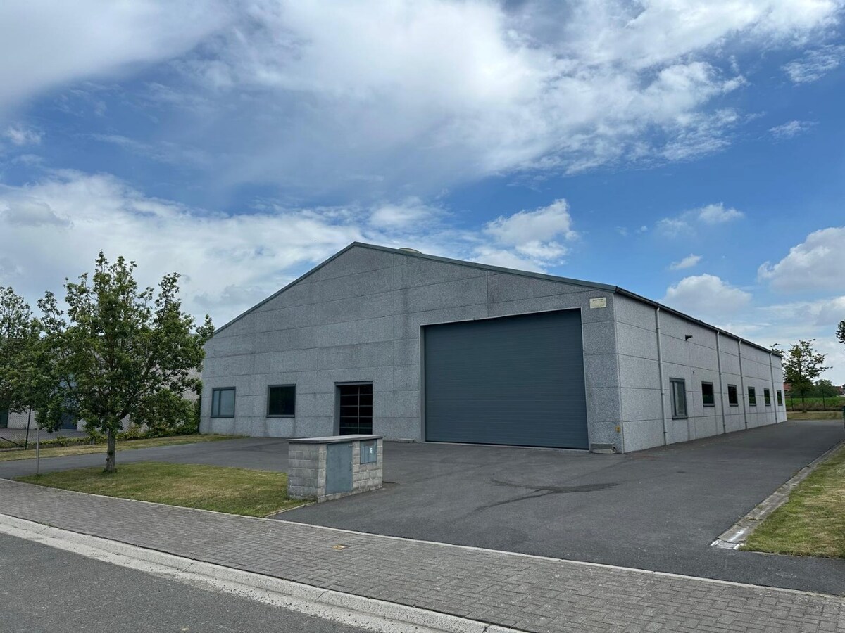 Te huur: ruime loods met voorzieningen in Westrozebeke - 2500 euro/maand 