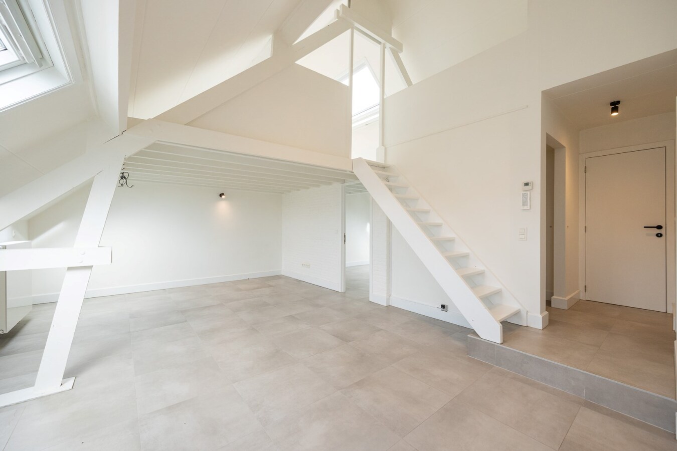 Volledig gerenoveerd dakappartement in centrum Sint-Antonius 