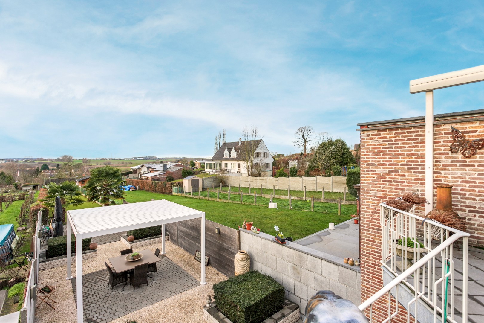 Bel-étage te koop met 3 slpks, terras en garage op +- 4,5are 